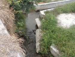 Saluran Irigasi Sengaja Disumbat agar Air Lewat Gorong-gorong