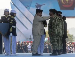 Purnawirawan TNI Teman Seperjuangan Prabowo Terima Pangkat Kehormatan