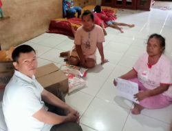 Kaofe Hulu Datangi Bu Ani Bantu Sembako