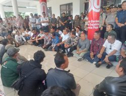 Pengunjukrasa Damai Dan DPRD Toba Duduk Bersama