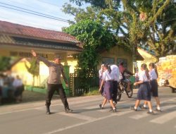 Aksi Humanis Aipda Herianta Ginting di Depan SMPN 1 Kuala