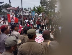 DPRD Tapanuli Utara Duduk Bersila Mendengarkan Aspirasi Pendemo
