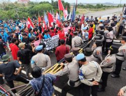 Demo di DPRD Kepulauan Riau Massa Sindir Tindakan Represif Aparat