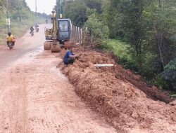 Warga Kabil Atasi Kerusakan Jalan Secara Mandiri