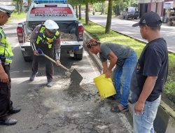 Polres Langkat Tambal Jalan Demi Keselamatan Pengguna Jalan
