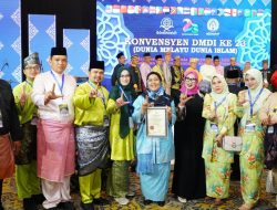 Ny. Endang Syah Afandin Terima Anugerah Tun Fatimah