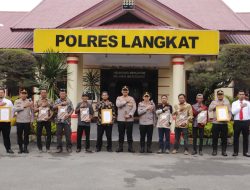 Berprestasi Menjalankan Tugas, Kapolres Langkat Berikan Piagam Penghargaan