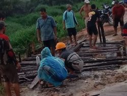 Warga Sungai Buluh Bangun Jembatan Demi Anak Sekolah