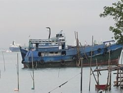 Bisnis Air di Atas Laut, Bang Atan Dan Ahmad Santoso