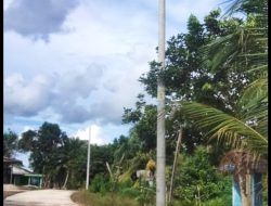 Warga Lipat Gunting Geram, Tiang PLN  “Pajangan” Dua Tahun