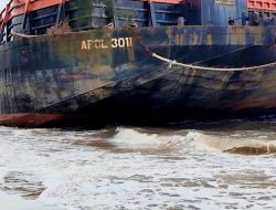 Tongkang ‘Siluman’ Terdampar di Pantai Padang 12 Ketapang