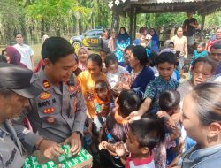 Kasat Samapta dan Kapolsek Padang Tualang Salurkan Bantuan kepada Pengungsi 