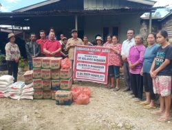 Keluarga Besar Oppu Halasan Nababan Serahkan Bantuan kepada korban Bencana Alam di Parmonangan