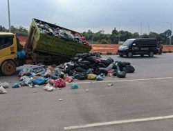 Lori DLH Batam Ambruk Sampah Berserak