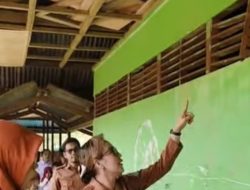 SDN 12 Manis Mata Rusak Berat Kades Ratu Elok Berkunjung