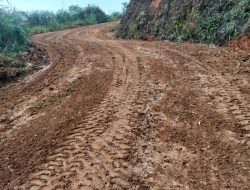 Jalan Sitakereng Toba Rusak Seabad, Janji Bupati Dipertanyakan