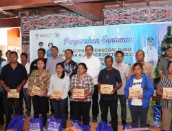 Bupati Taput Serahkan Santunan Korban Bencana Hidrometeorologi