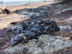 Limbah Hitam Menghantui Pesisir Dangas Sekupang