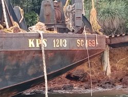 Tongkang Bernomor KPS 1203 SC 4691 Hanyut Tanpa Awak