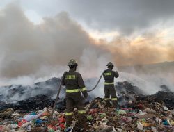 Polda Kepri Bantu Padamkan Kebakaran di TPA Punggur
