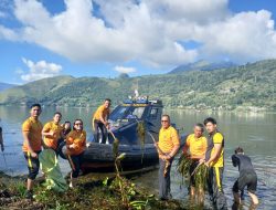 Kapolres Samosir Aksi Bersih Waterfront Danau Toba