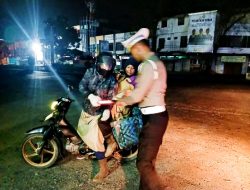 Polres Langkat Bagikan Nasi Sahur