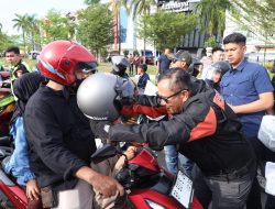 ​Kapolda Kepri – HDCI Batam Bagikan Helm Dan Takjil