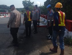 Polsek Kotapinang Lakukan Pengaspalan Dan Perbaikan Badan Jembatan