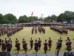 Peringatan Hardiknas di Toba Diramaikan Tari Sawan Dibawakan300 Siswa