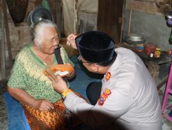 Mengharukan, Kapolres Langkat Suapi Ibu Ginah 