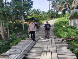 Kapolsek Padang Tualang Patroli Jembatan Darurat Bukit Lawang Tangkahan