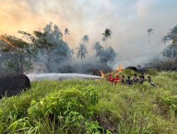 Gerak Cepat TNI AL dan Tim Gabungan Jinakkan Api di 8 Hektare Lahan di Tanjung Irat