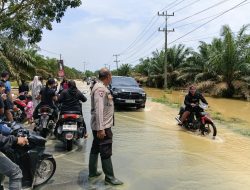 Jalan Digenangi Air Polsek Padang Tualang Sigap Atur Lalu Lintas