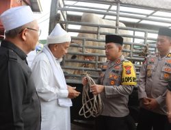 Dukung HAUL 103 Tahun Tuan Guru Babussalam Kapolres Langkat Serahkan Sapi  